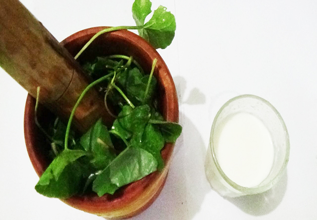 মুখের লাবণ্যতা বৃদ্ধিতে থানকুনি পাতার রস