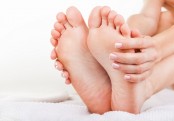 শীতে পায়ের যত্নে তেলের ম্যাসাজ