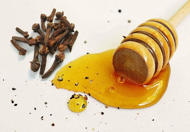 শরীরের ব্যাথা কমায় মধু এবং লবঙ্গ