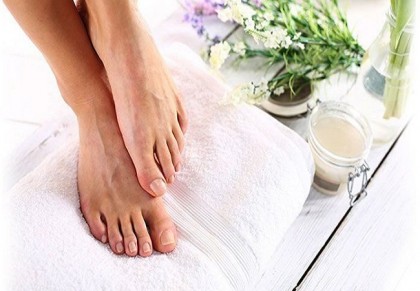 পা ফাটা প্রতিকারে চাল ও মধুর স্ক্রাব