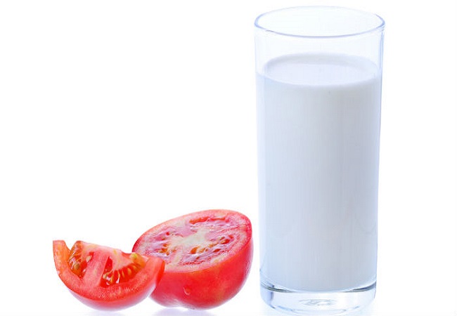 ত্বকের স্বাভাবিক উজ্জ্বলতা বজায়ে  টমেটো